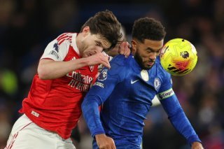 Le derby entre les Gunners de Declan Rice (à gauche) et les Blues de Reece James a été pour le moins rugueux. KEYSTONE/AP/Ian Walton
