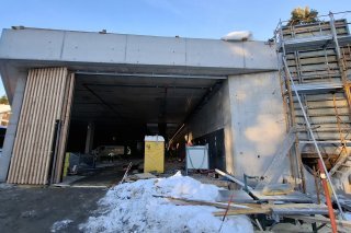 La halle quasi en sous-sol permettra d'accueillir sans difficulté les camions pour la couverture média, puis le matériel d'exploitation de CMT