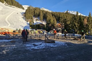 L'armée est à pied d’œuvre pour monter les tribunes de l'aire d'arrivée ainsi que l'espace VIP