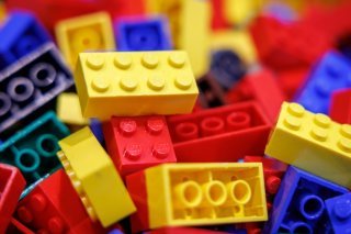 Ce week-end à Yverdon-les-Bains, le public pourra participer à la construction d'une fresque XXL en Lego de 300'000 briques afin de battre un record du monde (archives). Keystone/DPA/DANIEL KARMANN