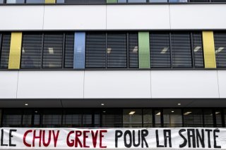 Dans le canton de Vaud, de nombreux lieux de travail ont de nouveau voté des résolutions de grève, notamment dans les établissements scolaires et universitaires, ainsi que dans le domaine de la santé et du social, ici le CHUV à Lausanne. Keystone/JEAN-CHRISTOPHE BOTT