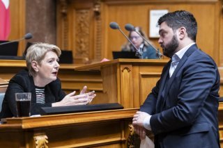 La présidente de la Confédération Karin Keller-Sutter, ici en discussion avec le co-président du PS Cédric Wermuth, a appelé les parlementaires à ne pas baisser la compensation du renchérissement pour le personnel fédéral. KEYSTONE/ALESSANDRO DELLA VALLE