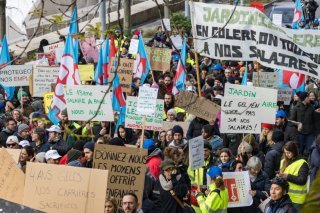 Les employés de la Ville de Genève étaient en grève jeudi pour dénoncer les mesures d'économies prévues en 2026. Ils étaient un millier à manifester en milieu de journée. KEYSTONE/PIERRE ALBOUY