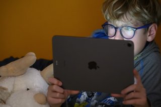 Les médias sociaux mettent la pression sur les jeunes en Suisse (image symbolique) KEYSTONE/LAURENT GILLIERON