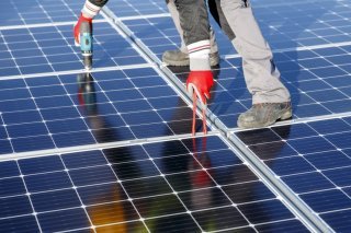 Les Services industriels de Genève (SIG) vont renforcer les aides financières pour encourager la pose de panneaux solaires photovoltaïques (image d'illustration). KEYSTONE/SALVATORE DI NOLFI