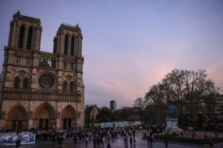 Un an après sa réouverture au public, Notre-Dame de Paris recherche encore des millions d'euros de dons pour sa réfection complète. KEYSTONE/EPA/YOAN VALAT