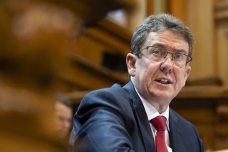 Le ministre des télécommunications Albert Rösti n'a pas eu gain de cause sur la FM. Le réseau pourra être maintenu jusqu'en 2031 au minimum, a décidé le Parlement (archives). KEYSTONE/ANTHONY ANEX