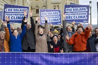 Les Vert-e-s ont déposé leur initiative mercredi à la Chancellerie fédérale à Berne. KEYSTONE/PETER KLAUNZER