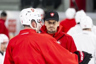 Patrick Fischer et ses joueurs doivent convaincre à deux mois des Jeux olympiques. KEYSTONE/ANDREAS BECKER