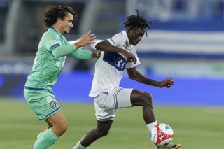 Gaoussou Diakite (à droite) et ses coéquipiers du LS se rendent en Finlande affronter le champion local. (Archives) KEYSTONE/VALENTIN FLAURAUD