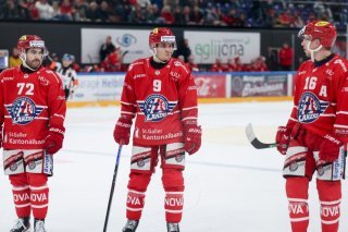 Mika Henauer (au centre) sera au GHSC pour deux saisons dès la reprise du championnat 2026-27. (archives) KEYSTONE/CHRISTIAN MERZ