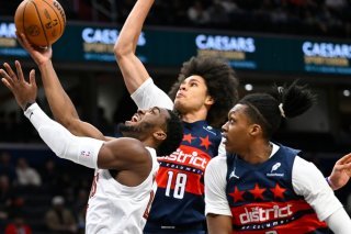 Kyshawn George tentant de contrer Donovan Mitchell KEYSTONE/AP/John McDonnell