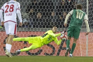 Anthony Racioppi détourne le penalty de Jonathan Asp Jensen. KEYSTONE/CYRIL ZINGARO