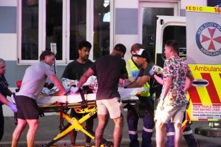 Huit personnes ont été hospitalisées après la fusillade sur la célèbre plage de Bondi à Sydney. KEYSTONE/AP/Mark Baker