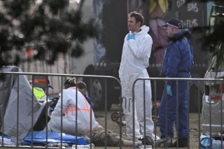Des agents de police scientifique examinent le corps d’une victime sur les lieux d’une fusillade à la plage de Bondi, à Sydney, lundi. KEYSTONE/EPA/DEAN LEWINS