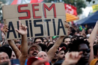 Près de 19'000 personnes ont envahi la plage de Copacabana à Rio de Janeiro avec des pancartes portant les slogans "Pas d'amnistie". KEYSTONE/AP/Bruna Prado