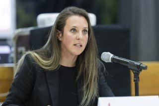 Le Conseil d'Etat valaisan (ici la cheffe du Département des finances et de l'énergie Franziska Biner) vise à changer le mois de référence pour calculer le renchérissement (photo d'archives). KEYSTONE/CYRIL ZINGARO