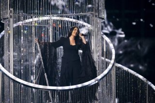 Le concours Eurovision de la chanson est secoué depuis plusieurs mois par une controverse sur la participation d'Israël en raison de la guerre à Gaza mais aussi d'accusations d'irrégularités dans les votes lors de précédentes éditions (ici la candidate Yuval Raphael à Bâle en mai dernier). KEYSTONE/GEORGIOS KEFALAS