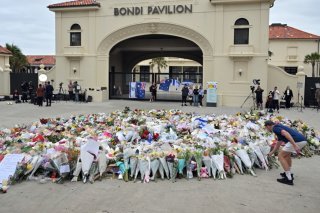 L'émotion est encore vive à Bondi Beach, où officiels et anonymes rendaient lundi hommage aux victimes de l'attentat de la veille. KEYSTONE/EPA/MICK TSIKAS