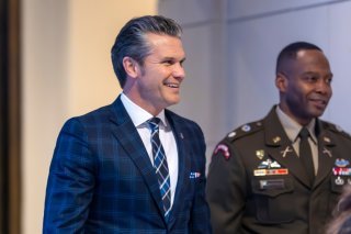 Le ministre de la Défense Pete Hegseth (à gauche) veut rompre avec le statu quo au sein du Pentagone (archives). KEYSTONE/AP/J. Scott Applewhite