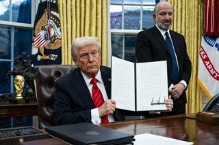 Donald Trump a signé un record de décrets depuis janvier sur les sujets les plus divers, allant des droits de douane à l'intelligence artificielle (archives). KEYSTONE/EPA BLOOMBERG POOL/AL DRAGO / POOL