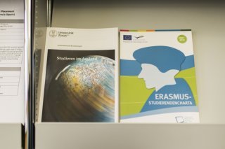 Image d'illustration de brochures sur le programme Erasmus prises à Zurich en 2014. KEYSTONE/CHRISTIAN BEUTLER
