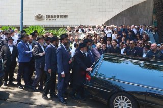 C'est sous haute surveillance policière que les funérailles du rabbin Eli Schlanger ont eu lieu à la synagogue Chabad de Bondi, mercredi. KEYSTONE/EPA/Flavio Brancaleone