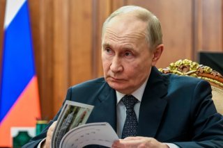 Vladimir Poutine affirme qu'il "préférerait" atteindre ses objectifs "et éliminer les causes profondes du conflit par la voie diplomatique". KEYSTONE/AP/Mikhail Metzel