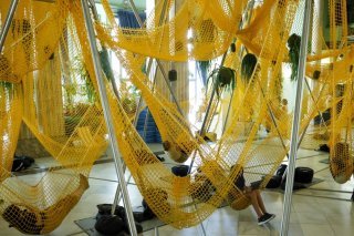 Face aux canicules, l'Espagne entend se doter d'abris climatiques, à l'instar de celui installé au Centre des beaux-arts de Madrid en août dernier. (archives) KEYSTONE/EPA EFE/CHEMA MOYA