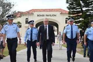 Incitation à la haine: le Premier ministre australien Anthony Albanese (au centre de la photo) a annoncé que son pays allait serrer la vis. KEYSTONE/EPA/DEAN LEWINS