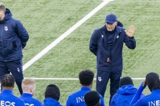 Peter Zeidler et ses joueurs à l'entraînement mercredi à la Tuilière. KEYSTONE/SALVATORE DI NOLFI