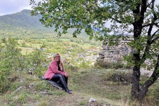 Au pied du Château de la Soie, Marie Zuchuat est ravie, notamment avec la vue sur la maison de son enfance, à Granois