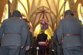 Des militaires font leur entrée dans l'église pour la cérémonie de la Fête-Dieu a Savièse.