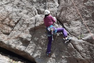Les mouvements spécifiques de l'escalade sont utilisés de manière thérapeutique pour provoquer des effets bénéfiques sur le corps et l'esprit