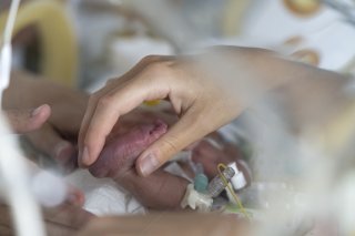 Le personnel soignant s'occupe des enfants nés prématurement dans le service de néonatologie du Centre hospitalier universitaire vaudois, en août 2022 à Lausanne (image d'illustration)