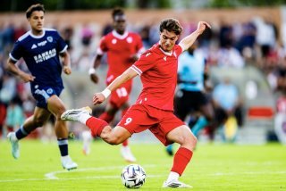 Le joueur Dinis Rodrigues en action avec le ballon lors d'un match amical entre le FC Sion et le Paris FC à Monthey