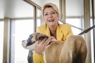 La Présidente de la Confédération, Karin Keller-Sutter, carresse le chiot Saint-Bernard Xcell lors d'une visite du nouveau parc thématique Barryland, le jeudi 14 aout 2025 à Martigny.
