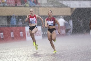 Emma van Camp, à droite, remporte sa série du 100m dans le "pré-programme" d'Athletissima