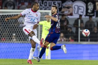 Le défenseur sédunois Noé Sow face à l'attaquant rhénan Albian Ajeti.