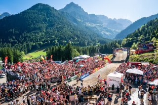 La foule à Champéry pour acclamer le champion du monde de descente Jackson Goldstone