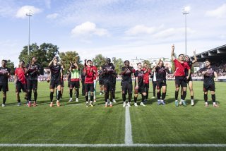 Les joueurs du FC Sion fêtent leur victoire contre Winterthour avec les fans valaisans présents à la Schützenwiese