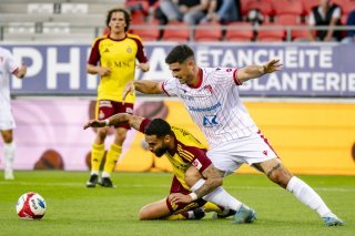 Dylan Bronn (SFC), gauche, lutte pour le ballon avec Rilind Nivokazi (SIO), droite, lors de la rencontre de football de Super League entre FC Sion et Servette FC le mercredi 17 septembre 2025 au stade de Tourbillon a Sion. (KEYSTONE/Jean-Christophe Bott)