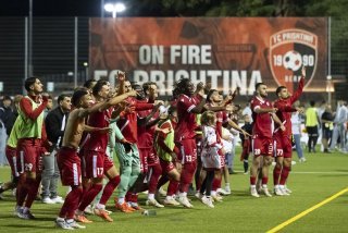 Les joueurs du FC Sion célèbrent leur qualification avec les supporters présents à Berne samedi soir.