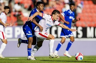 Benjamin Kololli à la lutte avec le Lausannois Beyatt Lekoueiry.
