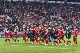 La communion entre les joueurs et le public de l'équipe de Suisse après la victoire 4-1 contre la Suède, synonyme de qualification à 99.9% pour la Coupe du Monde.