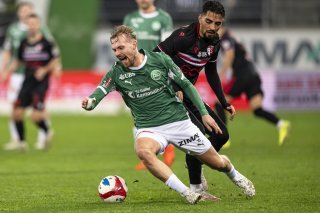 Ilyas Chouaref, à la lutte avec le saint-gallois Daschner, avait ouvert le score pour le FC Sion.