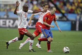 Reto Ziegler et Gelson Fernandes à la poursuit d'Andres Iniesta lors de la fameuse victoire de la Nati face à l'Espagne au Mondial 2010.