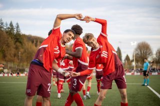 Adrien Llukes (à gauche) s'apprête à troquer le maillot du FC Sion pour celui de l'équipe de Suisse M17 avec laquelle il va disputer la Coupe du Monde au Qatar.