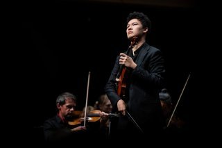 Aozhe Zhang joue du violon lors de la finale du concours : un concerto avec orchestre