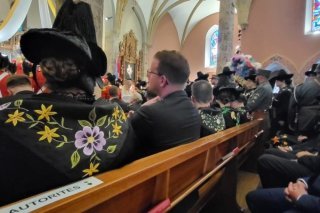 A Savièse, les autorités femmes portent l'habit traditionnel de villageoise